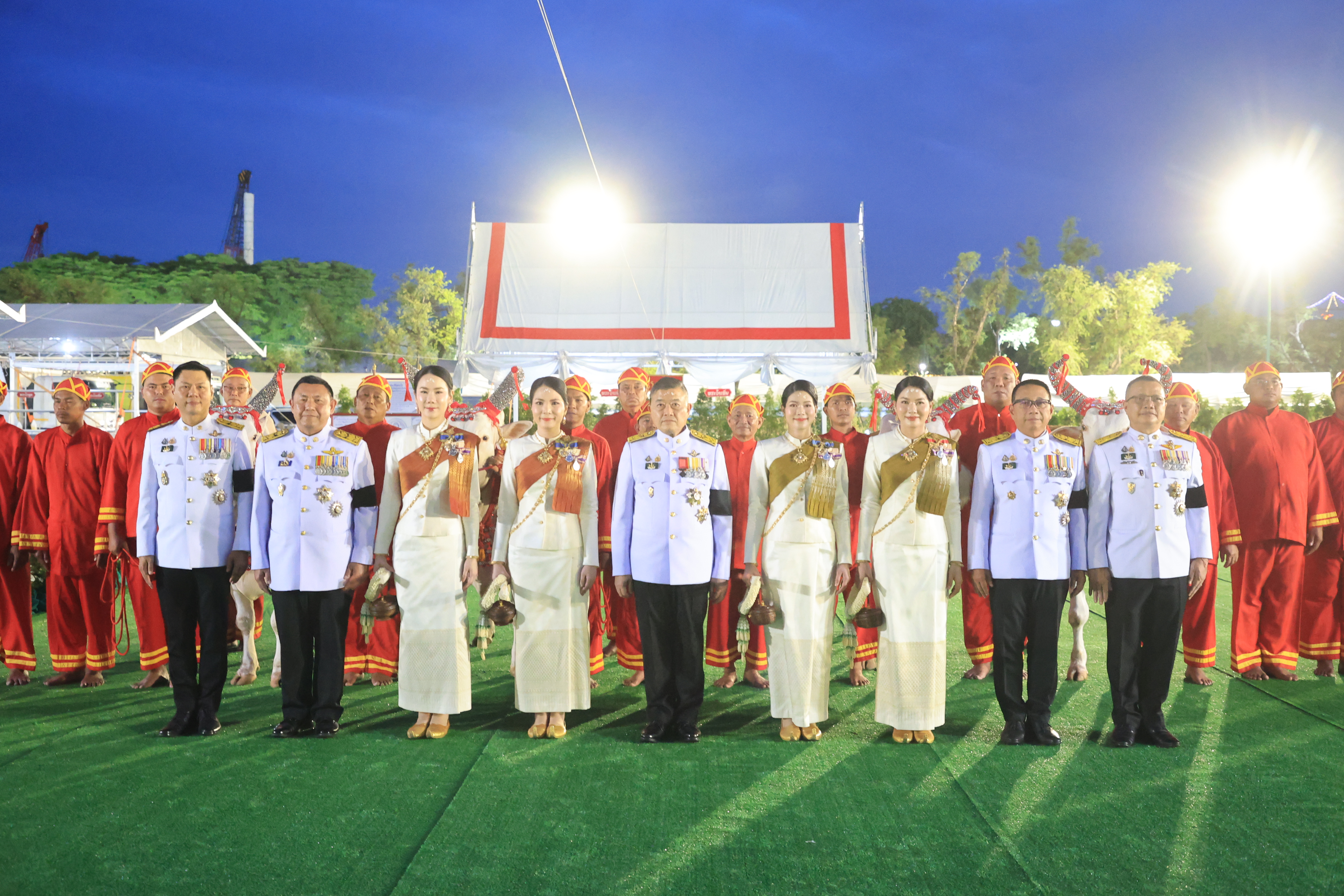 title - ปลัดเกษตรฯ ผู้ทำหน้าที่พระยาแรกนา พร้อมด้วยเทพีคู่หาบทองและเทพีคู่หาบเงิน ทำพิธีล้างมือพระยาแรกนา และเจิมหน้าพระโค